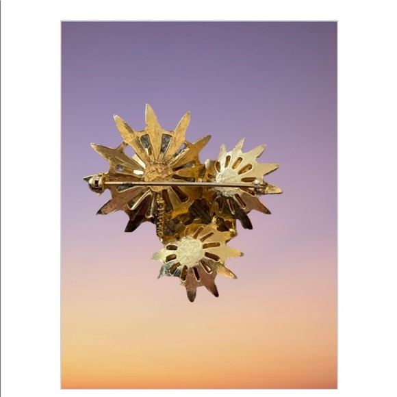 Lovely triple rosebud brooch. Vintage Brooks signed on back. m - Picture 6 of 6